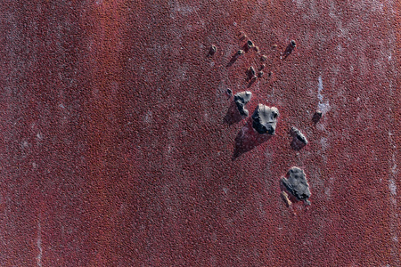 金属墙上的红色锈迹斑斑。