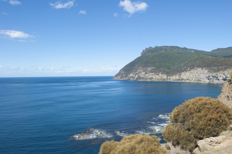 玛丽亚岛陡峭的悬崖上海岸山