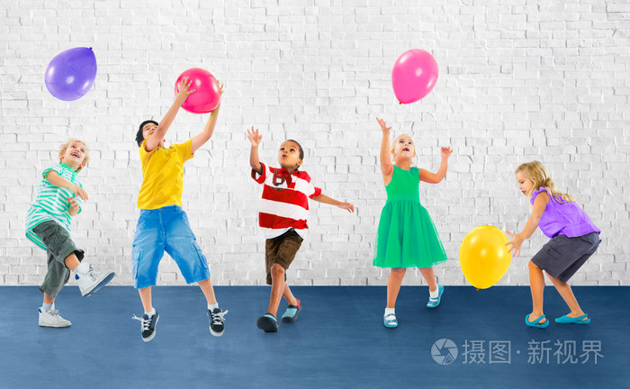多种族的孩子们玩气球