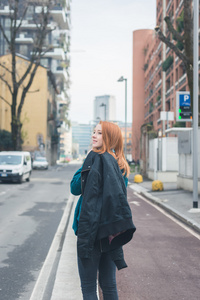 摆在城市街道上的漂亮女孩