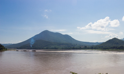 河和山的山水风光