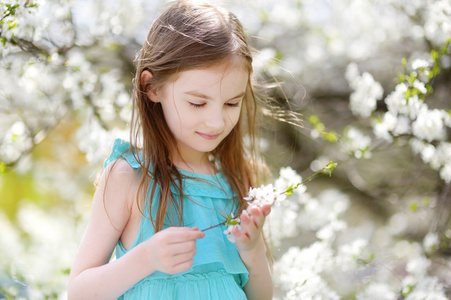小女孩在盛开的樱花园