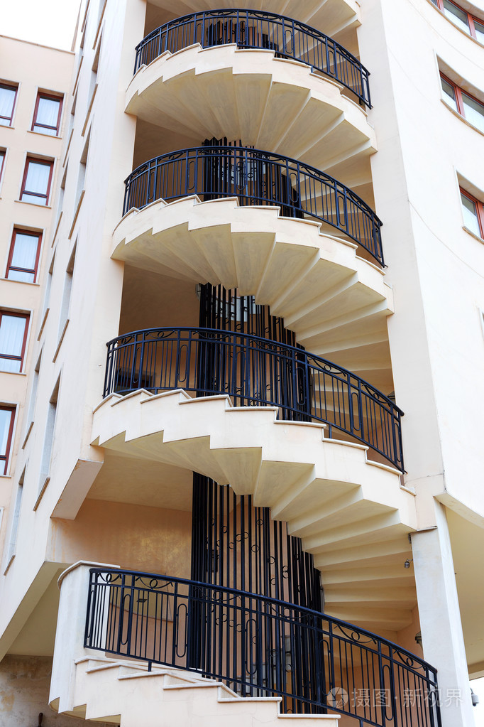 在房子的外墙上的螺旋楼梯