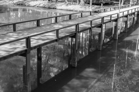 在湖面上的小木桥
