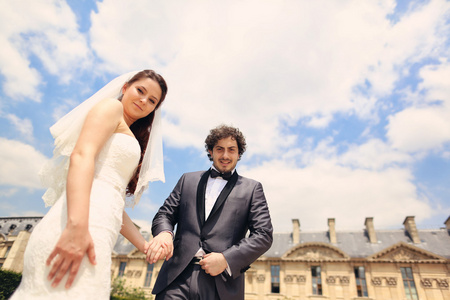新娘和新郎在蔚蓝的天空，在巴黎，法国
