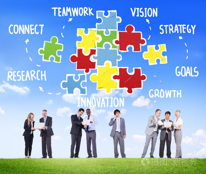 商界人士和团队合作拼图