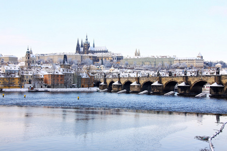 白雪皑皑的布拉格哥特式城堡与查理大桥上，捷克共和国