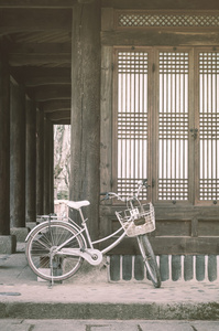 自行车停放对亚洲风格的房子