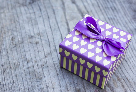 紫色礼品盒与黄色的爱心贺卡图片