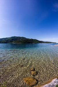 从海滩 Poertschach 湖韦尔视图