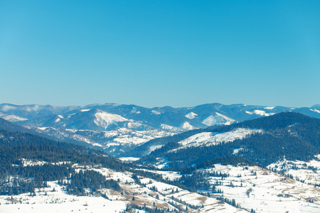 美丽的冬天山上，滑雪度假村