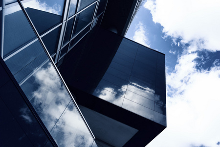 侵略性角度的现代建筑玻璃制成的与反射