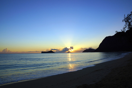 马纳洛海滩岩岛 bursti 在清晨日出