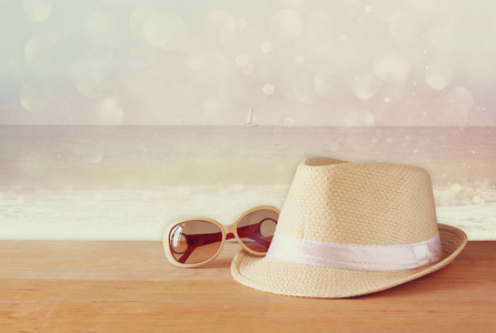 头戴呢帽和太阳镜满木表和闪光的背景。放松或度假的概念