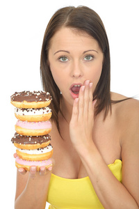 吸引年轻女人抱桩冰甜甜圈