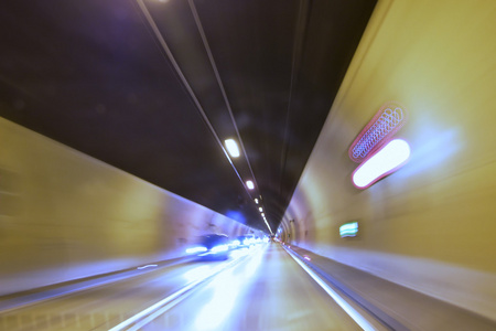 汽车在一条隧道慢快门速度