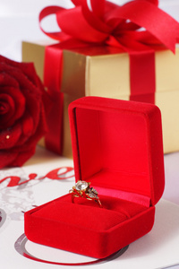 礼品盒与红玫瑰金钻石戒指