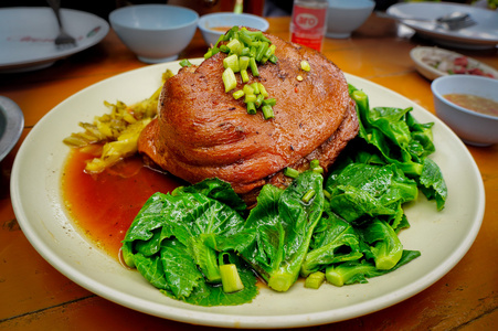 泰国炖猪腿肉与蔬菜