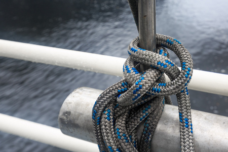 在船上的一根绳子绑在一个结