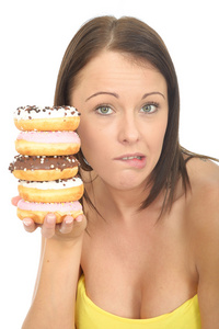 吸引年轻女人抱桩冰甜甜圈