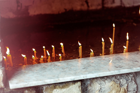 燃烧的蜡烛在教会里