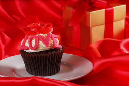 蛋糕与顶部和礼品盒红缎 b 上的一朵红玫瑰