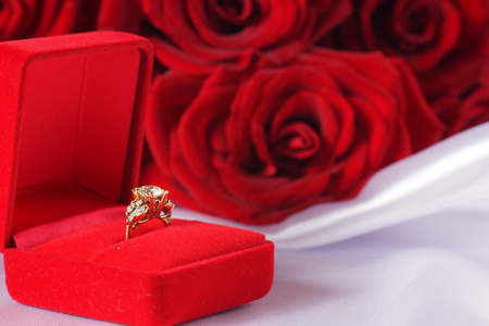 在框和红玫瑰金钻石戒指