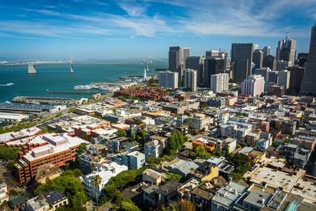 市中心的天际线和 San Francisco奥克兰湾 Br 的看法