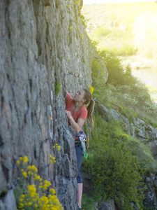 一个年轻的女孩从事攀岩