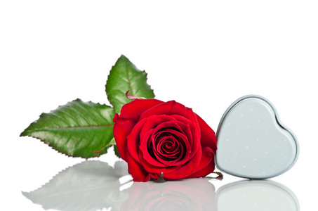 带框形状中的一颗心在白色背景上的红玫瑰