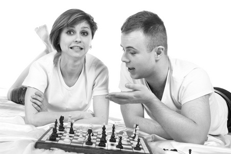 下棋的年轻夫妇