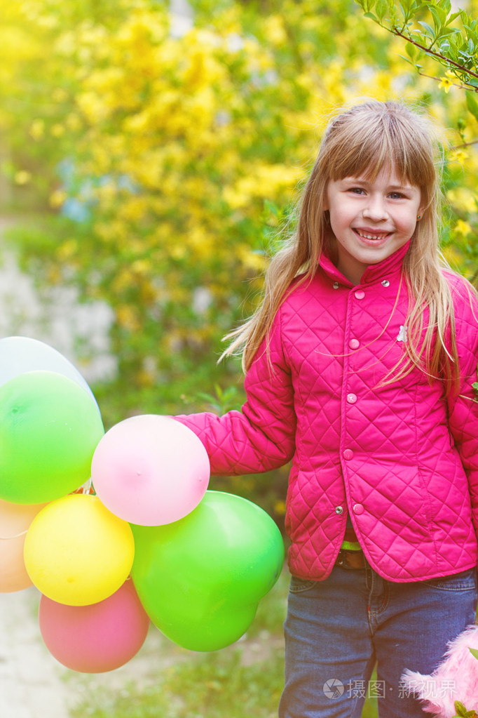 玩气球的小女孩