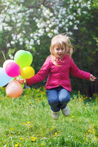 小女孩玩气球跳跃