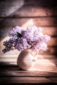 紫丁香木制背景上的花束