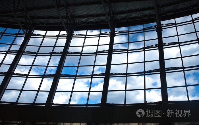 蓝色天空的看法与云彩从玻璃墙壁