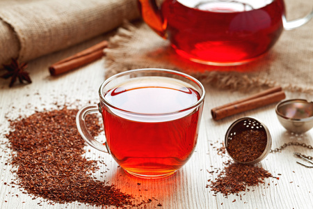 加香料的老式桌子上健康传统草药如意宝饮料茶