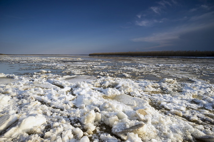 在鄂毕河上的冰漂移