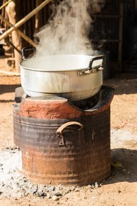 在传统锅在炭炉上沸腾的水图片