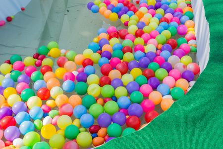 五颜六色的塑料球，漂浮在池中的水