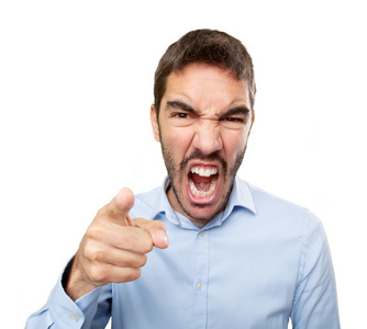 关闭指向一个愤怒的人女商人订单后看起来,看着相机和微笑斯坦站在