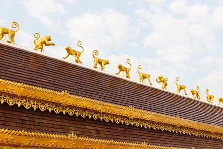 金丝猴雕塑装饰寺庙屋顶上图片