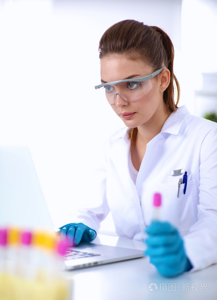 女人研究员是医疗小瓶和包围烧瓶,白色上孤立