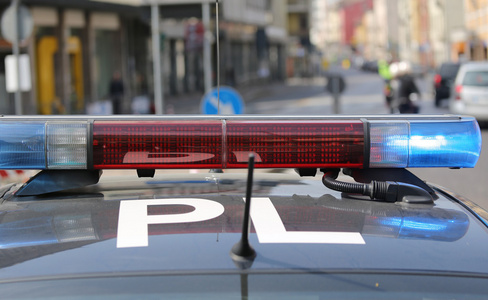 汽笛声蓝色和红色的警车在路障的汽笛声照片