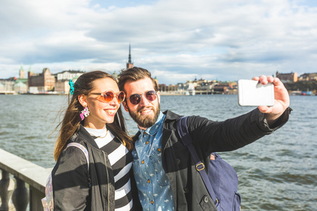 年轻的时髦夫妇采取自拍照在斯德哥尔摩