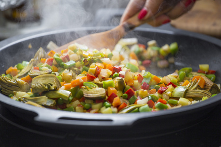 木勺子搅拌锅的蔬菜