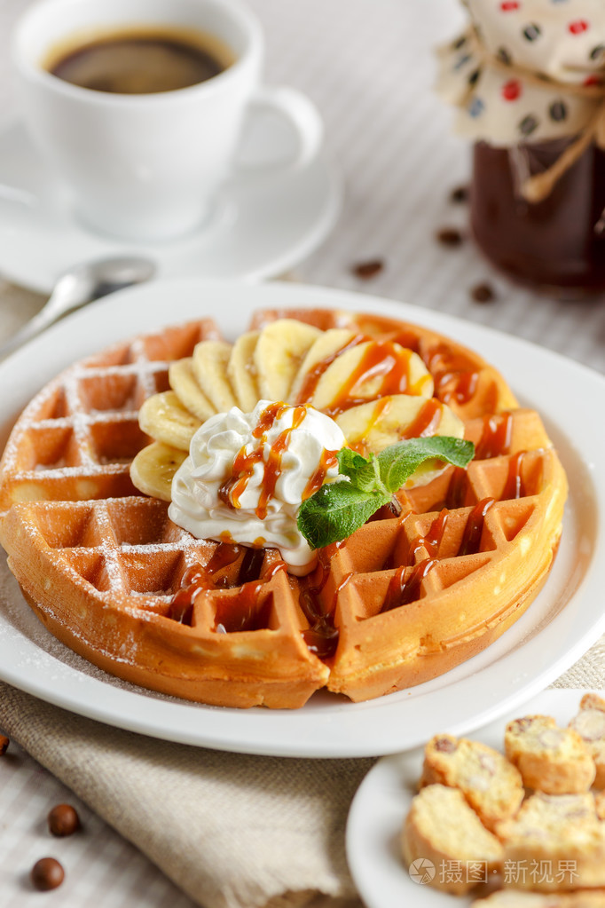 比利时华夫饼配香蕉和奶油