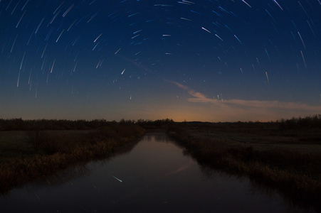 美丽的夜空 银河 星迹和树木