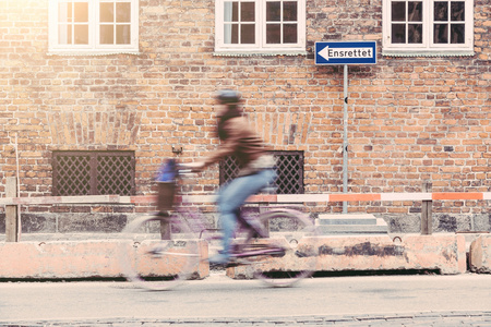 模糊的人骑自行车在哥本哈根