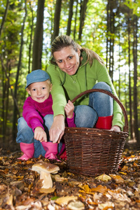 母亲带着女儿干蘑菇采摘