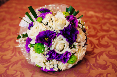 美丽精致的新娘捧花在桌子上。花艺婚庆主题